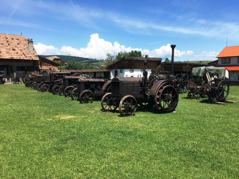 Régi mezőgazdasági gépek a csernátoni falumúzeumban